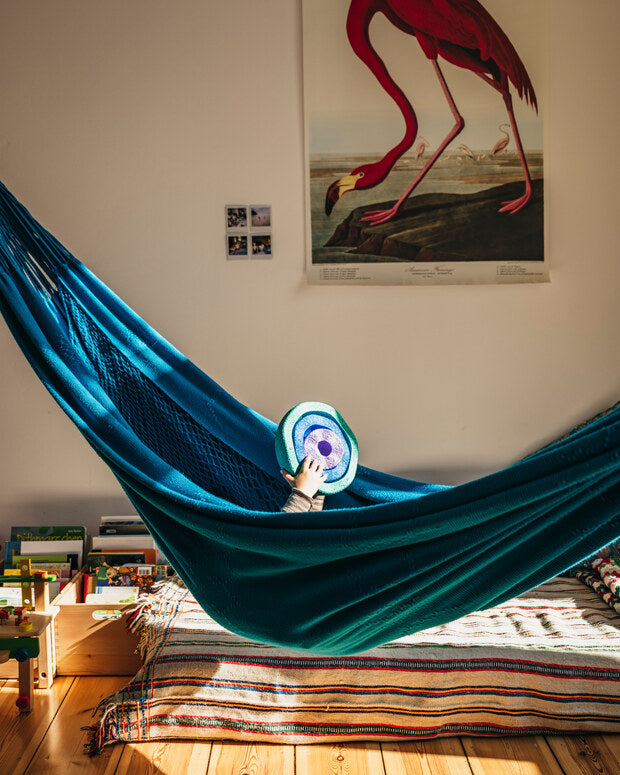 Enfant dans un hamac avec Stapelstein© Inside cool classic