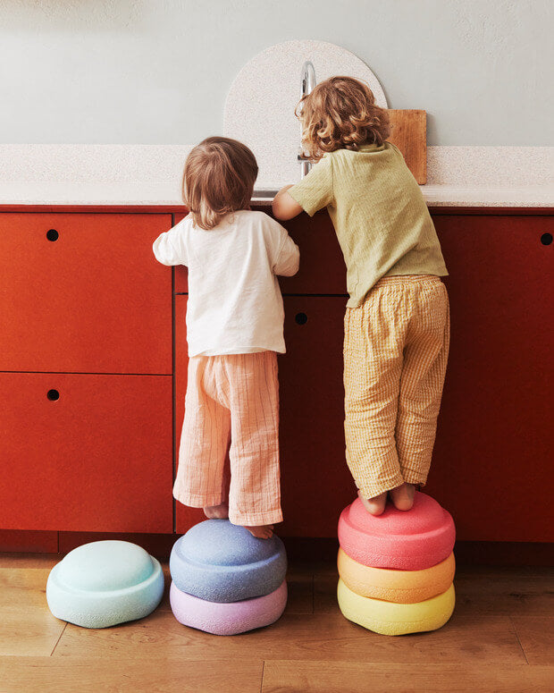 Zwei Kinder verwenden Original rainbow pastel als Hocker