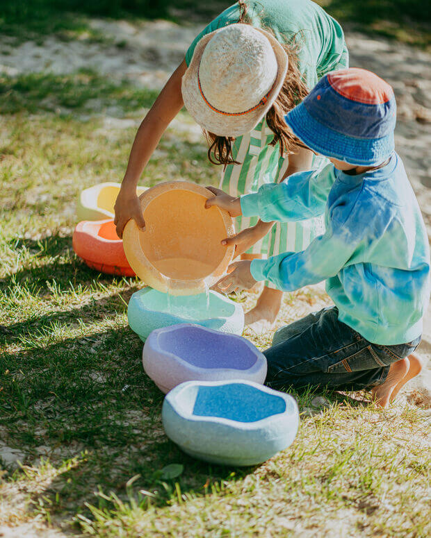 Kinder schütten Wasser von Original zu Original