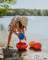 Mädchen spielt mit Original und Inside Elementen am Strand