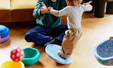 Kind steht auf Stapelstein® Board super cool